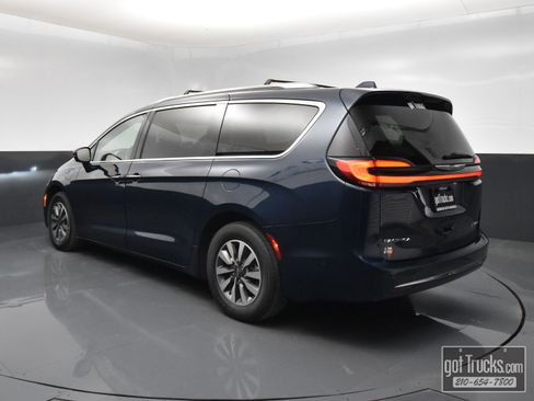 Used 2021 Chrysler Pacifica Touring-L FWD image 5