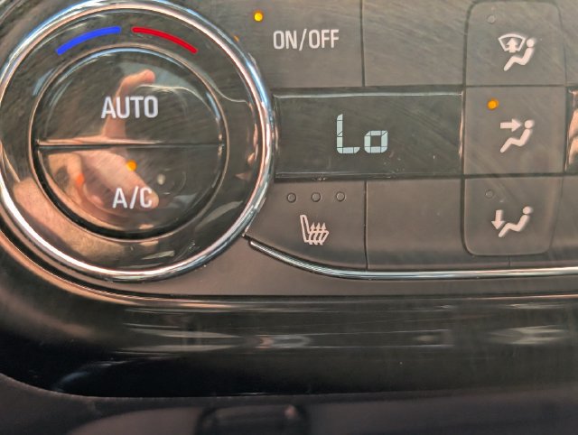Used 2025 Chevrolet Trax RS w/ Sunroof Package FWD image 26