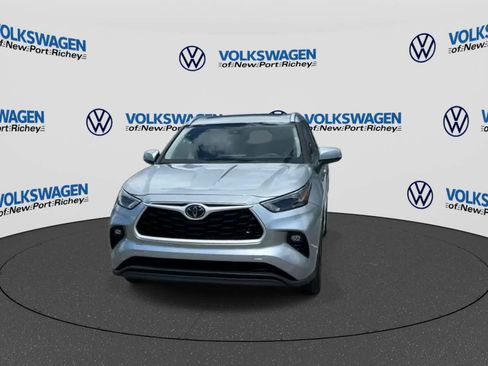 Used 2025 Toyota Highlander XLE FWD image 3