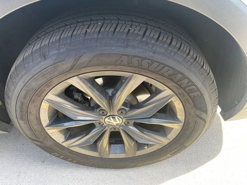 Used 2024 Volkswagen Tiguan SE w/ Panoramic Sunroof Package FWD image 6