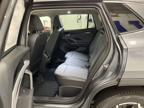 New 2025 Volkswagen Tiguan SE image 10