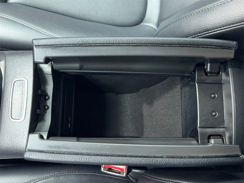 Used 2020 Mercedes-Benz GLB 250 w/ Premium Package image 33