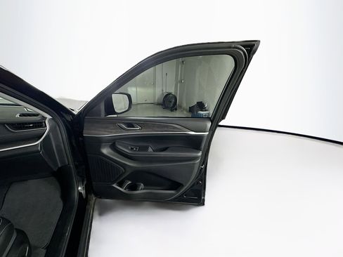 Used 2023 Jeep Grand Cherokee Limited image 32