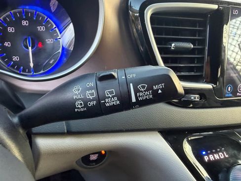 Used 2018 Chrysler Pacifica Touring-L w/ Advanced Safetytec Group FWD image 15