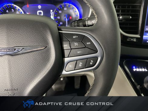 Used 2024 Chrysler Pacifica Touring-L image 23