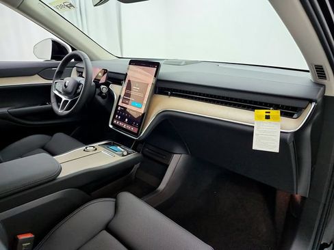 New 2026 Volvo EX90 Plus AWD/4WD image 13