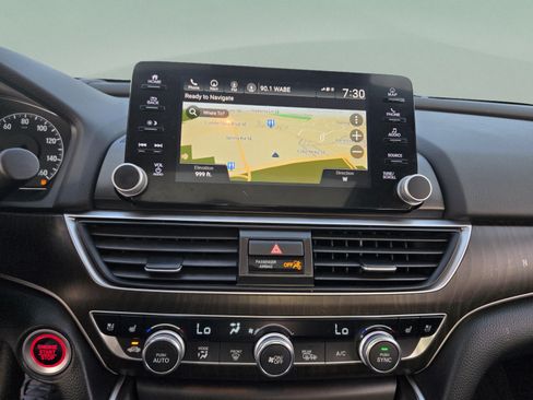 Used 2018 Honda Accord Touring image 16