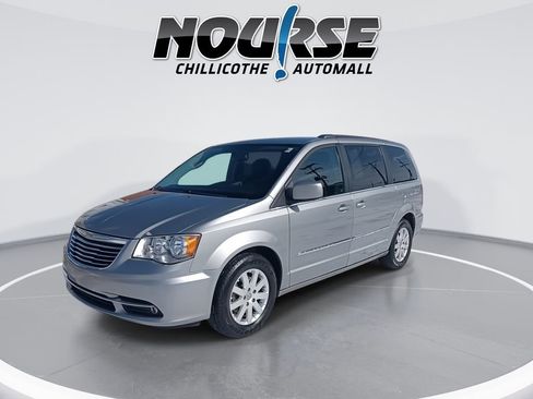 Used 2016 Chrysler Town & Country Touring image 4