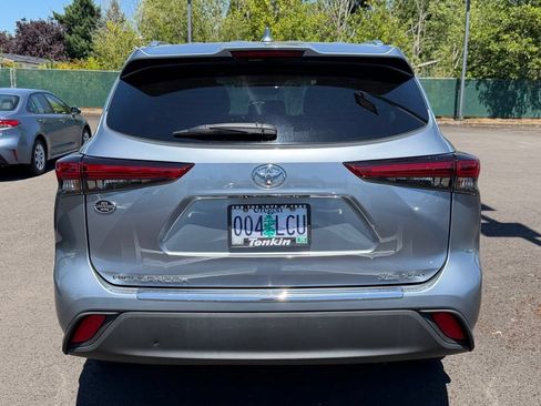 Used 2021 Toyota Highlander XLE AWD/4WD image 6
