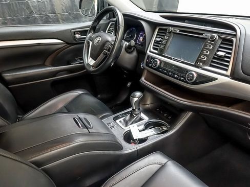 Used 2019 Toyota Highlander XLE image 31