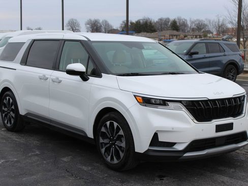 Used 2024 Kia Carnival EX image 9