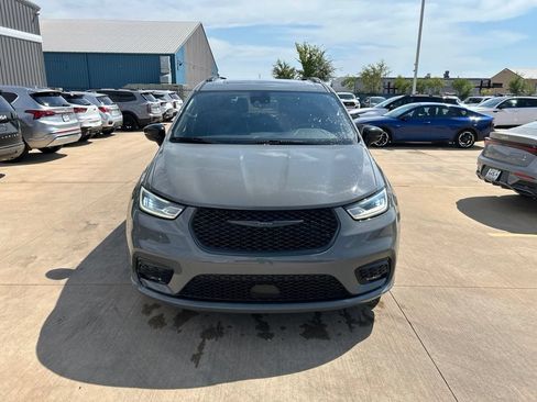 Used 2025 Chrysler Pacifica Limited FWD image 5