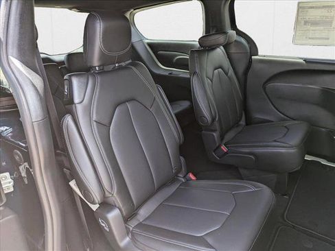 New 2025 Chrysler Pacifica Select image 14