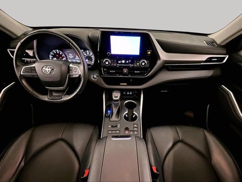 Used 2023 Toyota Highlander XLE AWD/4WD image 14