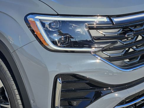 Used 2025 Volkswagen Atlas SEL Premium R-Line image 9