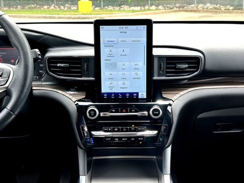 Used 2023 Ford Explorer Limited w/ Limited Technology Package RWD image 28