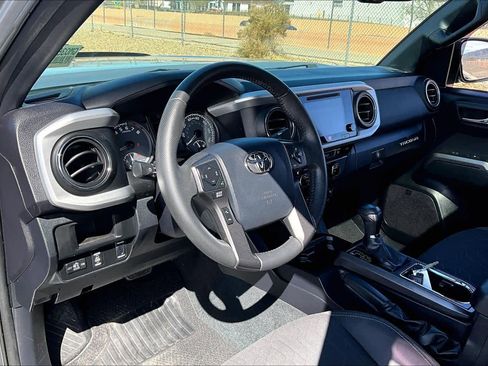Used 2016 Toyota Tacoma TRD Off-Road image 18