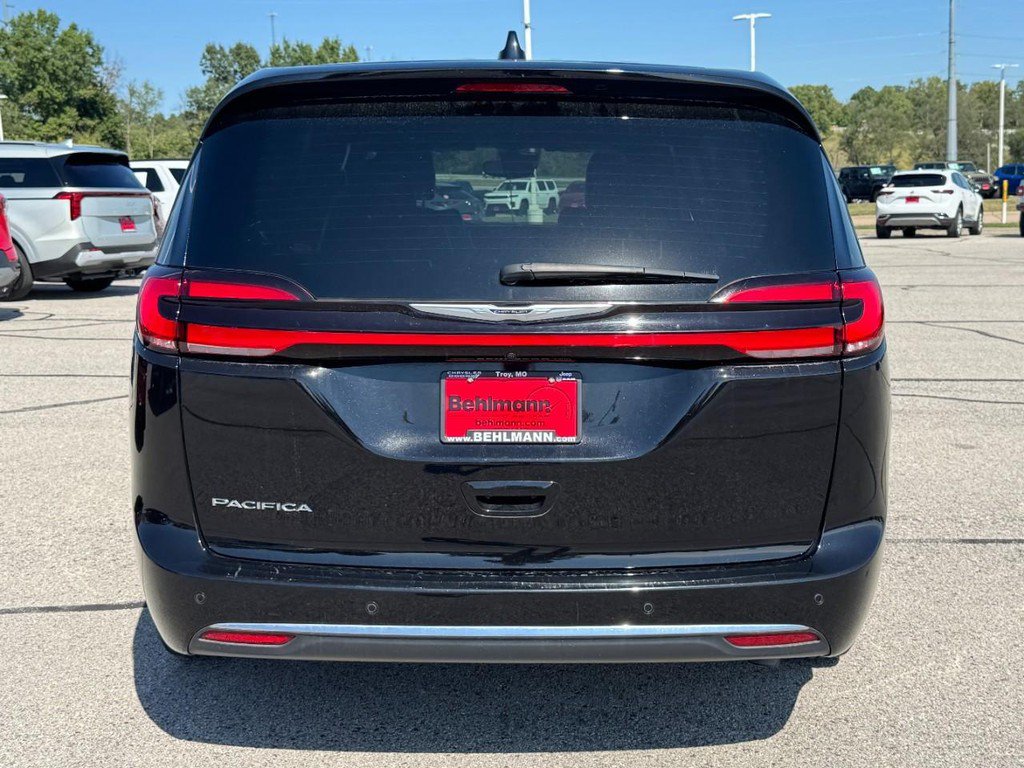 Used 2025 Chrysler Pacifica Select FWD image 5