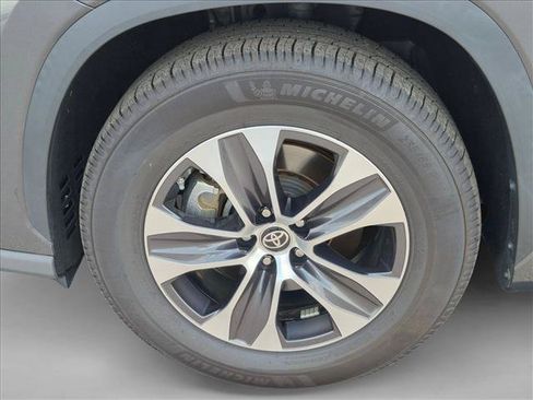 Used 2022 Toyota Highlander XLE FWD image 10