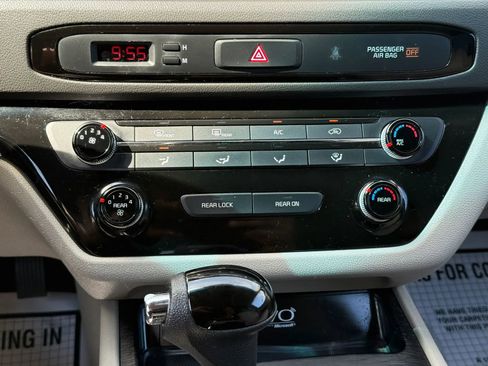 Used 2016 Kia Sedona LX w/ LX Convenience Package FWD image 32