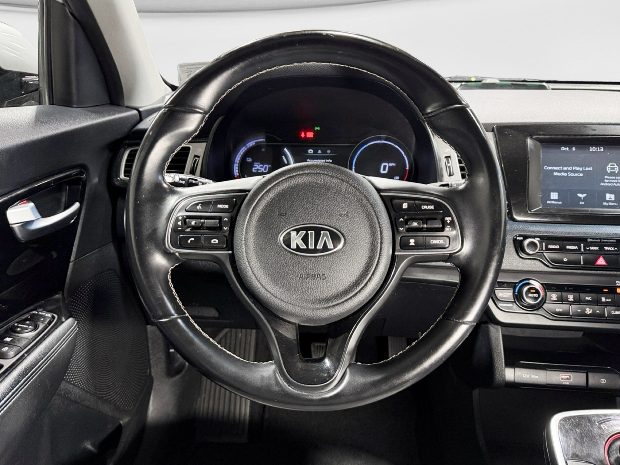 Used 2019 Kia Niro EX w/ Cold Weather Package 2.0 FWD image 8