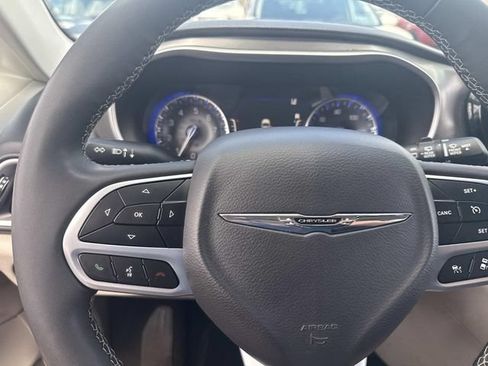 Used 2024 Chrysler Pacifica Touring-L FWD image 27