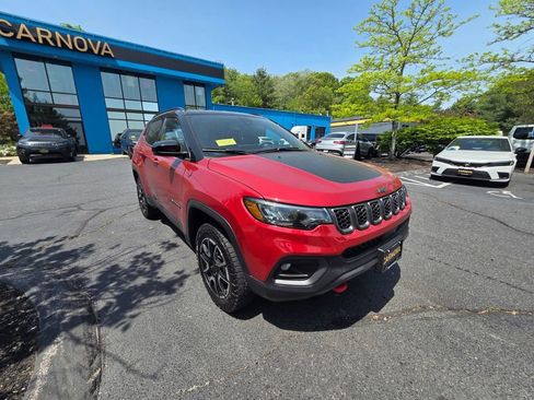 Used 2025 Jeep Compass Trailhawk AWD/4WD image 3