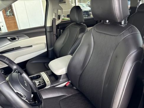 Certified 2024 Kia Carnival LX FWD image 24