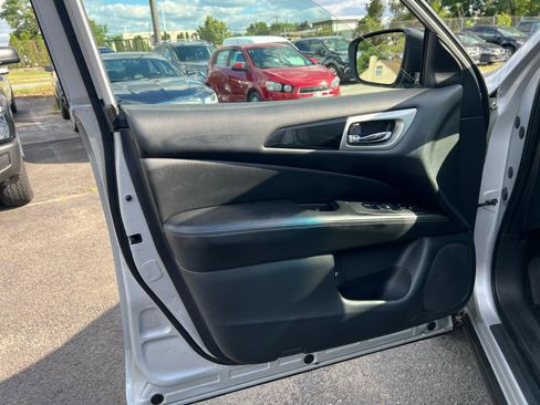 Used 2018 Nissan Pathfinder SV AWD/4WD image 13