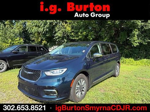 Used 2023 Chrysler Pacifica Limited FWD image 1