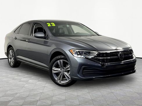 Used 2023 Volkswagen Jetta SE FWD image 3