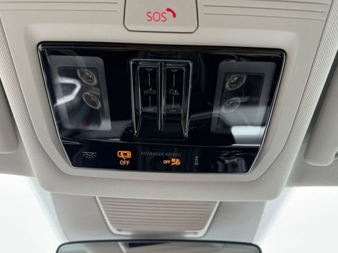 Used 2025 Volkswagen Tiguan SE w/ Panoramic Sunroof Package AWD/4WD image 16