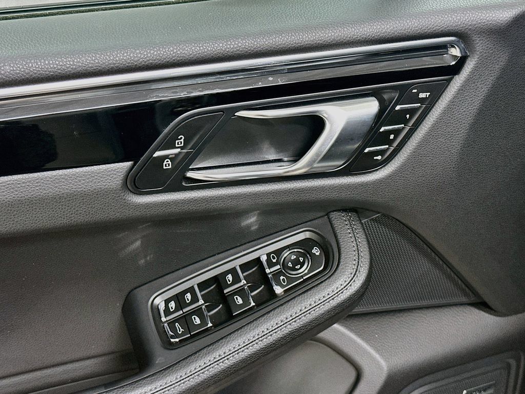 Certified 2025 Porsche Macan AWD/4WD image 19