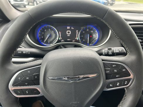 Used 2025 Chrysler Pacifica Select FWD image 15