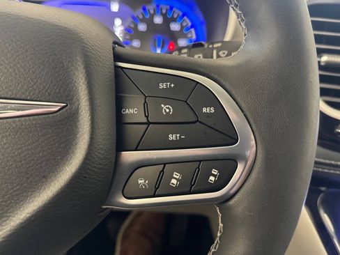 Used 2023 Chrysler Pacifica Touring-L FWD image 29