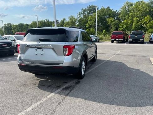 Used 2024 Ford Explorer XLT AWD/4WD image 9