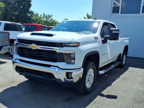 Used 2025 Chevrolet Silverado 2500 LT AWD/4WD image 3
