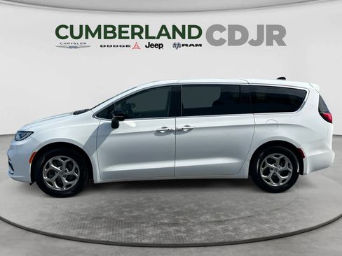 Used 2024 Chrysler Pacifica Limited FWD image 3
