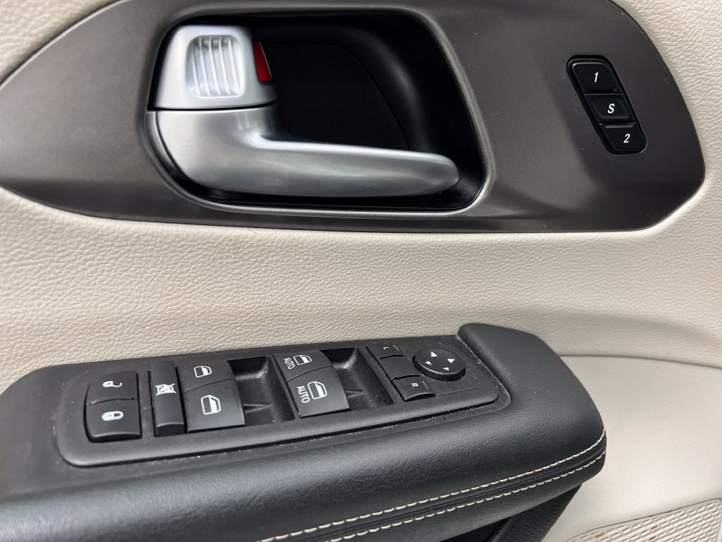 Used 2024 Chrysler Pacifica Touring-L FWD image 15