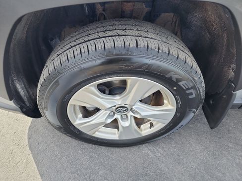Used 2020 Toyota RAV4 XLE w/ Carpet Mat Package image 32