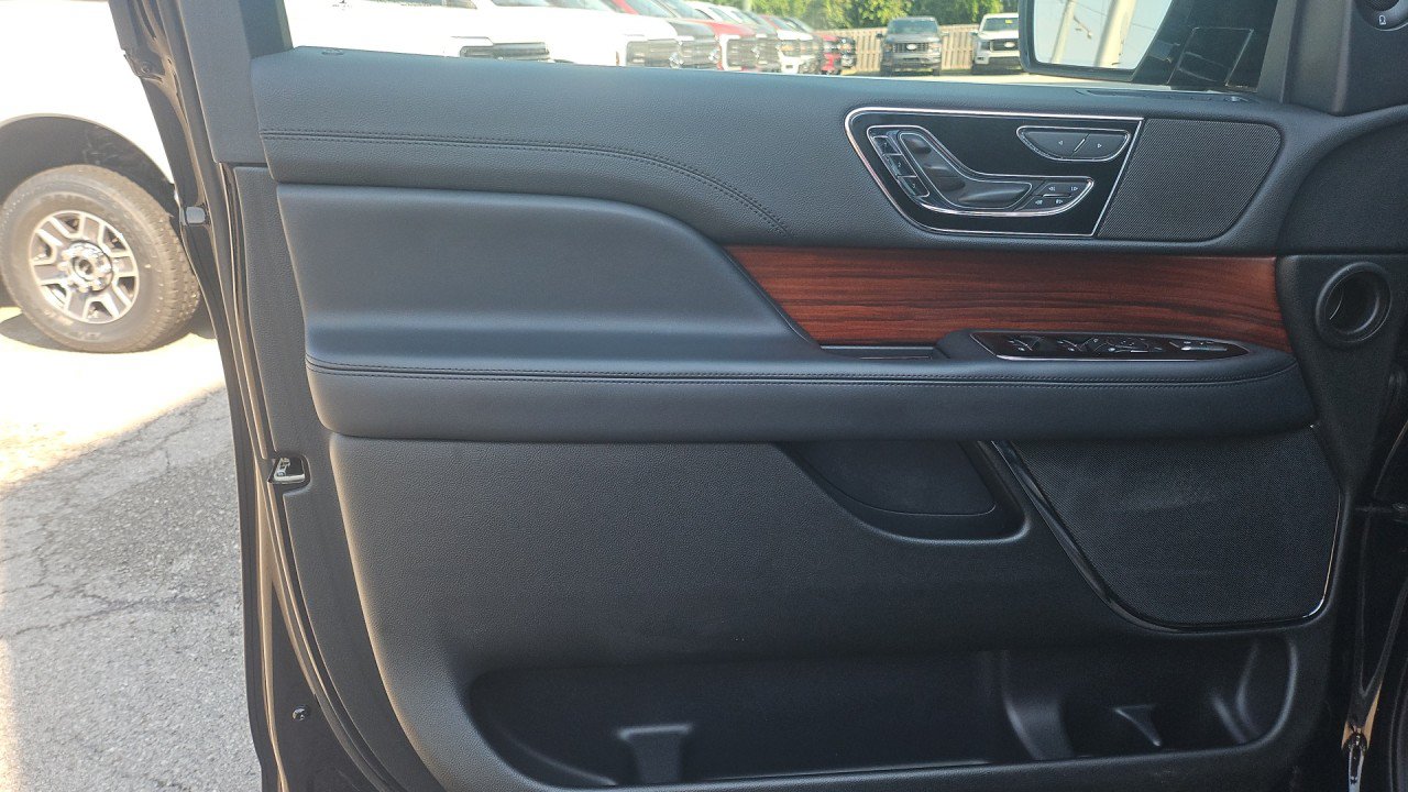 Used 2022 Lincoln Navigator L Reserve AWD/4WD image 11