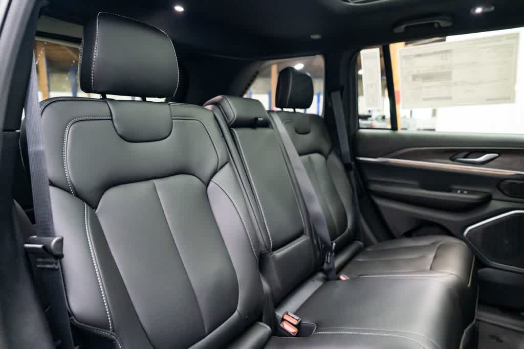 New 2026 Jeep Grand Cherokee Limited w/ Limited Altitude Package AWD/4WD image 33