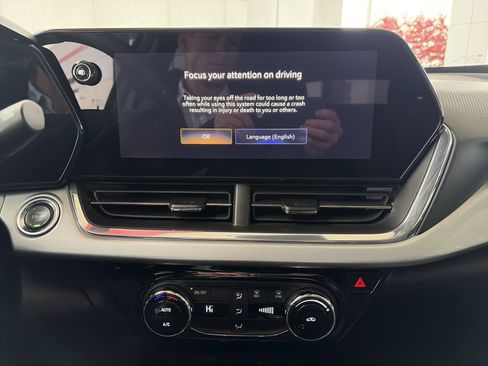 Used 2025 Chevrolet Trax LT image 26