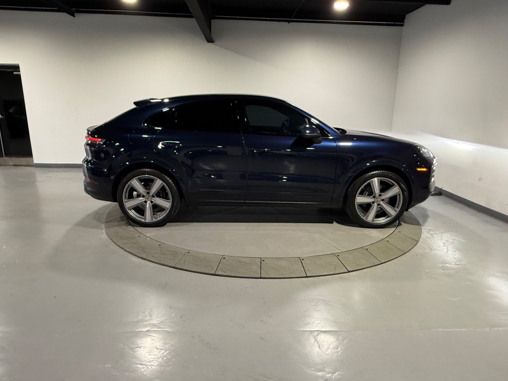 Used 2024 Porsche Cayenne Coupe AWD/4WD image 8
