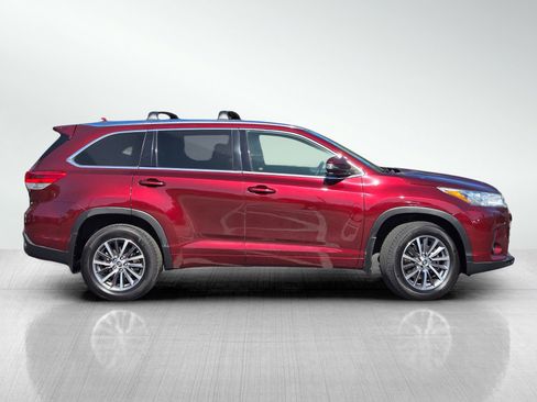 Used 2018 Toyota Highlander XLE image 3