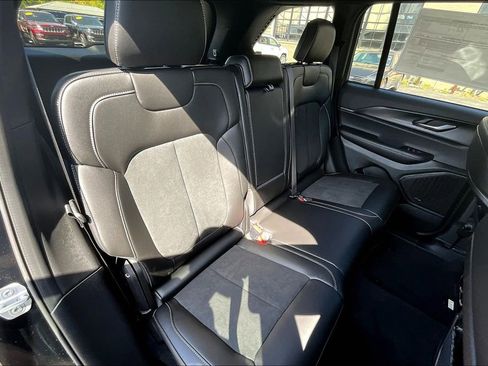 New 2025 Jeep Grand Cherokee Altitude image 9