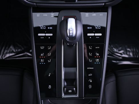 Certified 2025 Porsche Macan image 42