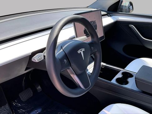 Used 2024 Tesla Model Y 2WD image 16