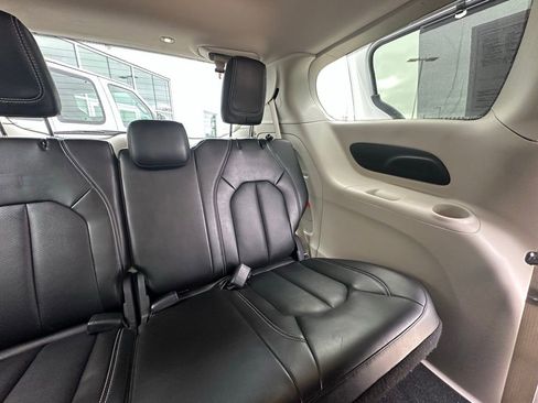 Used 2024 Chrysler Pacifica Touring-L image 22