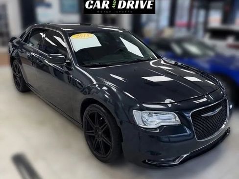 Used 2018 Chrysler 300 Touring w/ Driver Convenience Group image 3